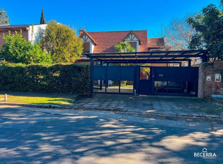 Casa · 448m² · 7 Ambientes · 2 Cocheras
