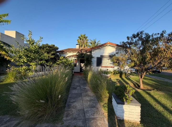 Casa · 180m² · 4 Ambientes · 2 Cocheras