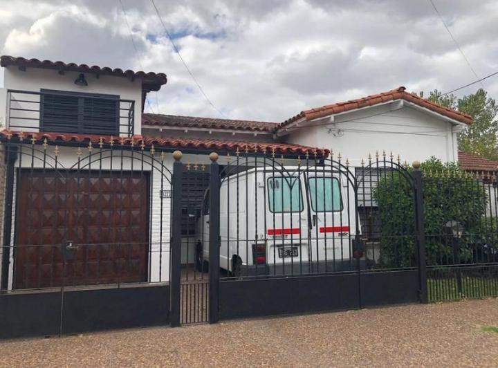 Casa · 100m² · 4 Ambientes · 2 Cocheras