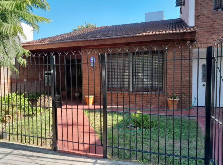Casa · 220m² · 5 Ambientes · 1 Cochera