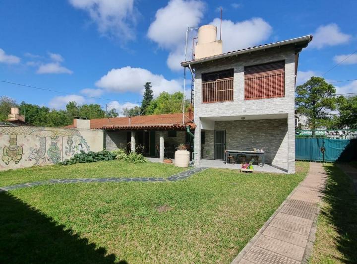 Casa · 245m² · 5 Ambientes · 2 Cocheras