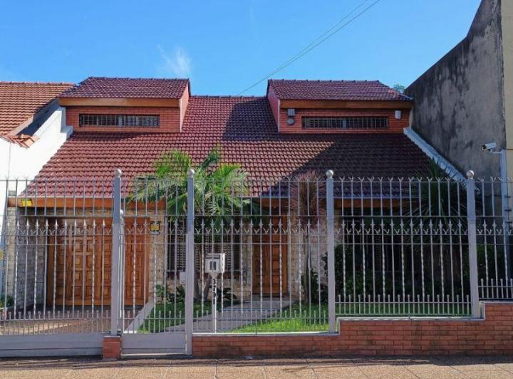Casa · 200m² · 4 Ambientes · 2 Cocheras