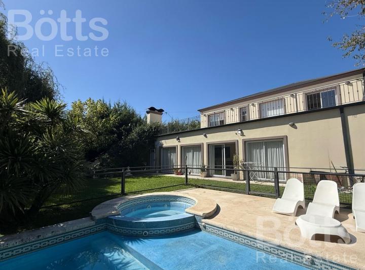 Casa · 335m² · 6 Ambientes · 5 Cocheras