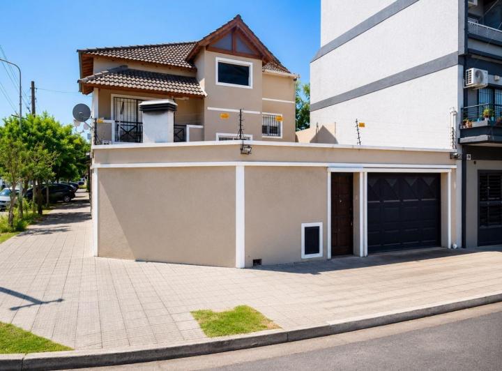 Casa · 360m² · 6 Ambientes · 3 Cocheras