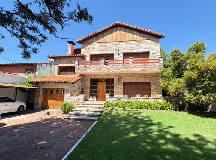 Casa · 300m² · 6 Ambientes · 2 Cocheras