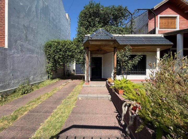 Casa · 242m² · 4 Ambientes · 1 Cochera
