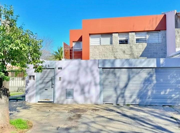 Casa · 180m² · 6 Ambientes · 2 Cocheras