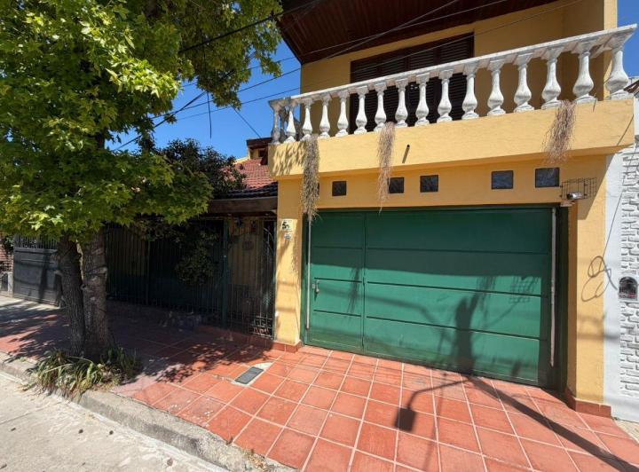 Casa · 220m² · 5 Ambientes · 2 Cocheras