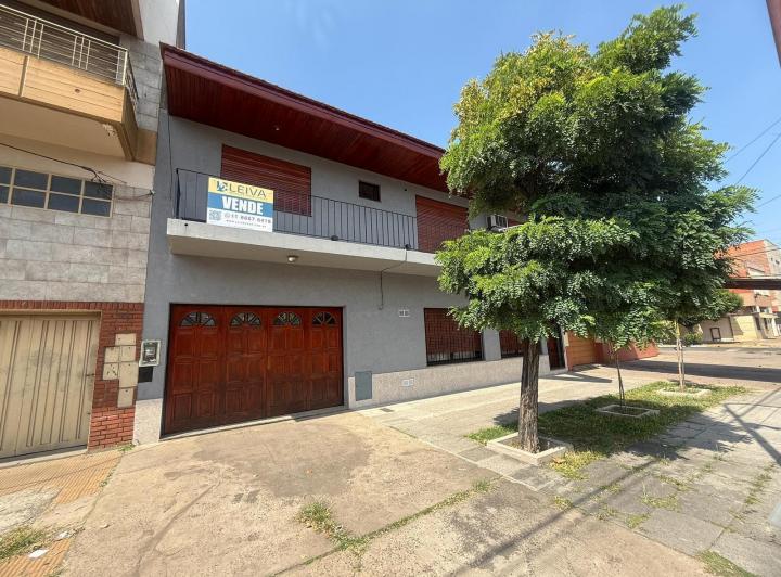 Casa · 240m² · 5 Ambientes · 3 Cocheras
