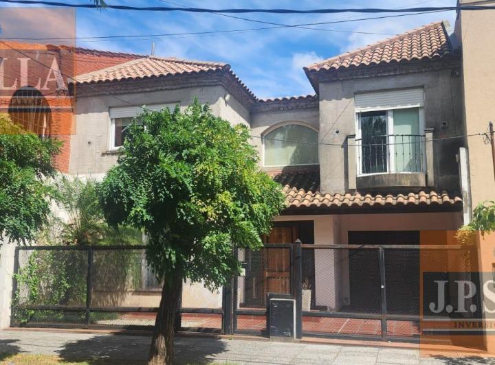 Casa · 241m² · 5 Ambientes · 3 Cocheras