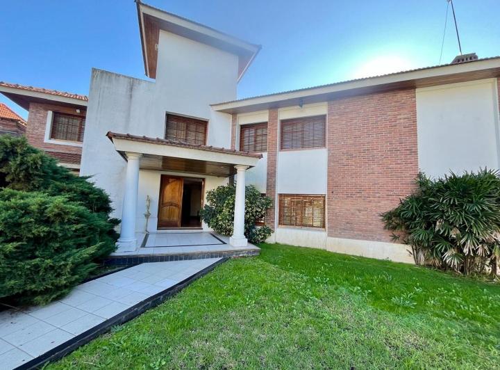 Casa · 557m² · 4 Ambientes · 4 Cocheras