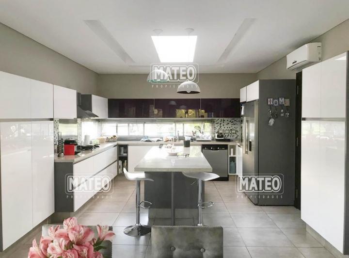 Casa · 250m² · 5 Ambientes · 2 Cocheras