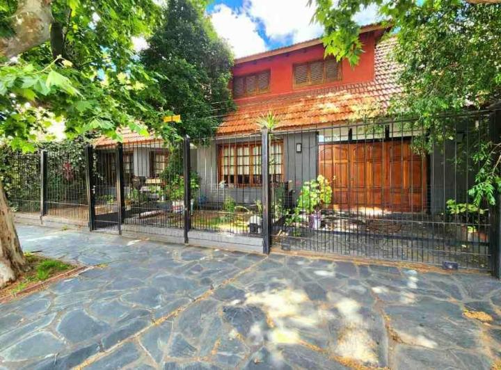 Casa · 319m² · 6 Ambientes · 3 Cocheras