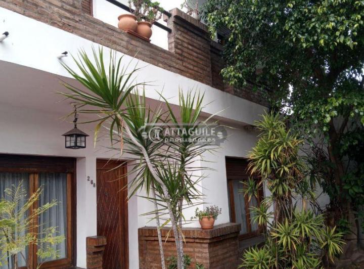 Casa · 160m² · 5 Ambientes · 1 Cochera