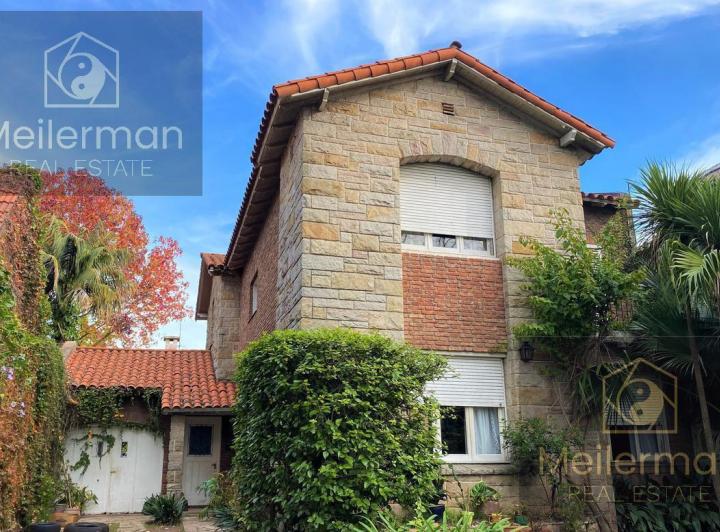 Casa · 325m² · 5 Ambientes · 2 Cocheras