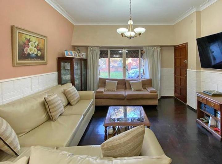 Casa · 280m² · 5 Ambientes · 2 Cocheras