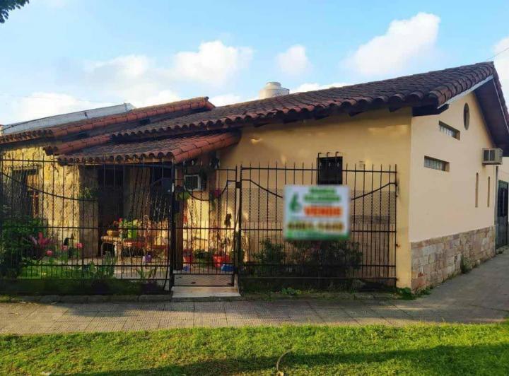 Casa · 140m² · 4 Ambientes · 2 Cocheras