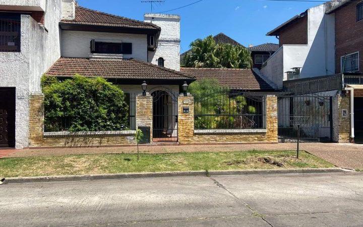 Casa · 230m² · 4 Ambientes · 1 Cochera