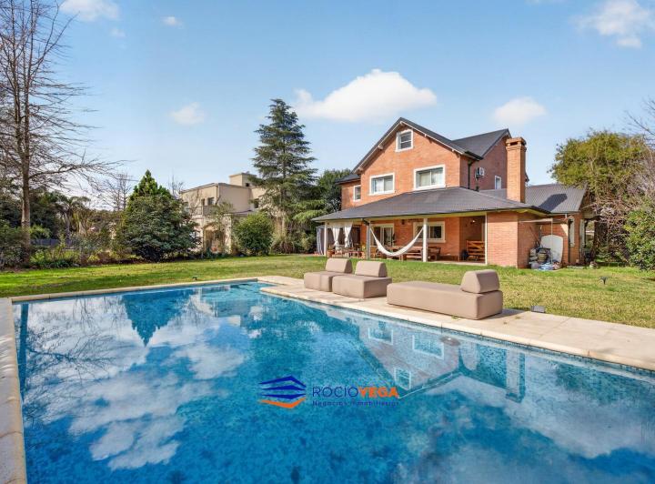 Casa · 355m² · 6 Ambientes · 3 Cocheras