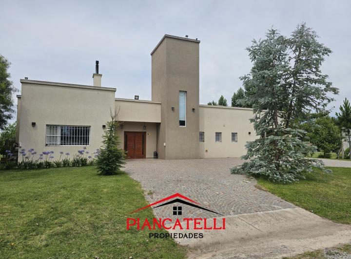 Casa · 160m² · 4 Ambientes · 2 Cocheras