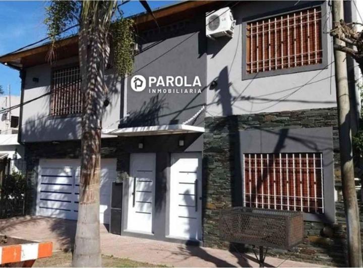Casa · 200m² · 6 Ambientes · 2 Cocheras