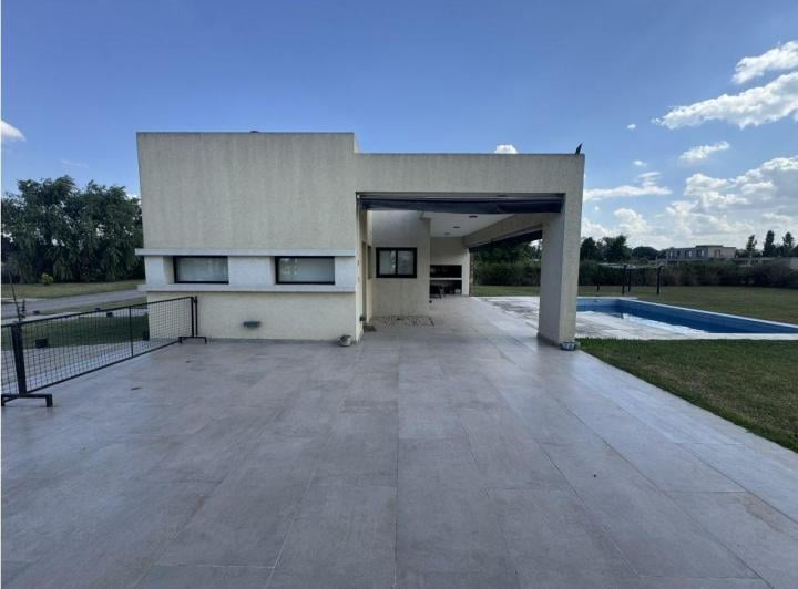 Casa · 184m² · 3 Dormitorios · 2 Cocheras