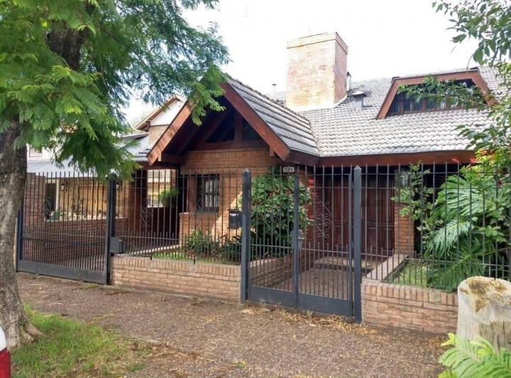 Casa · 250m² · 6 Ambientes · 2 Cocheras