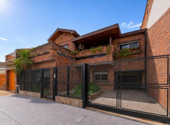 Casa · 193m² · 5 Ambientes · 2 Cocheras