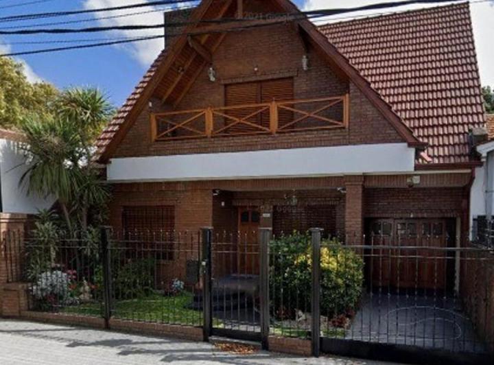 Casa · 260m² · 8 Ambientes · 2 Cocheras
