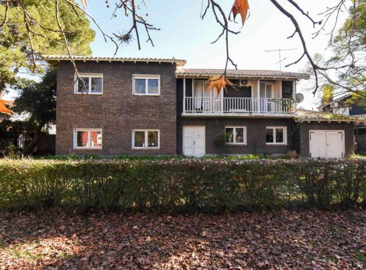 Casa · 332m² · 8 Ambientes · 1 Cochera
