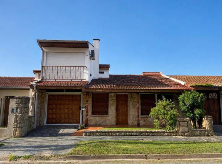 Casa · 150m² · 4 Ambientes · 2 Cocheras