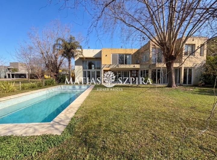 Casa · 382m² · 6 Ambientes · 2 Cocheras