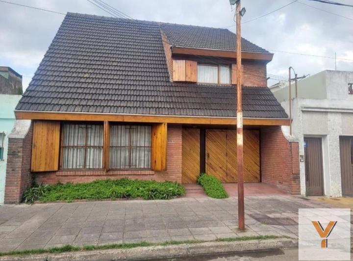 Casa · 218m² · 6 Ambientes · 2 Cocheras
