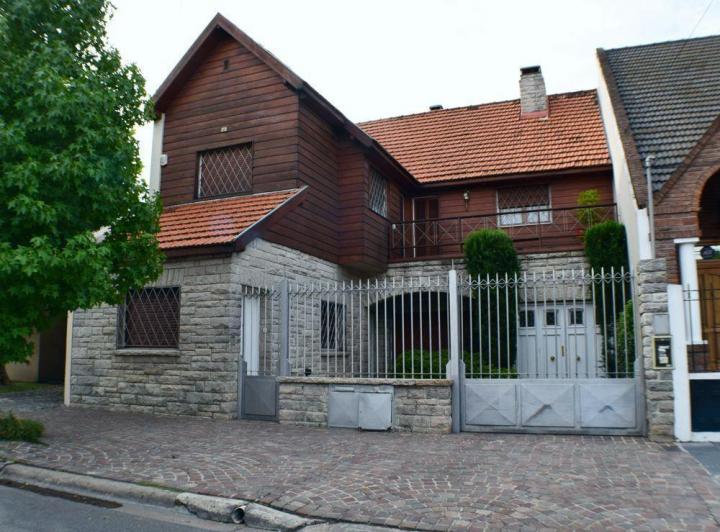 Casa · 1m² · 6 Ambientes · 3 Cocheras