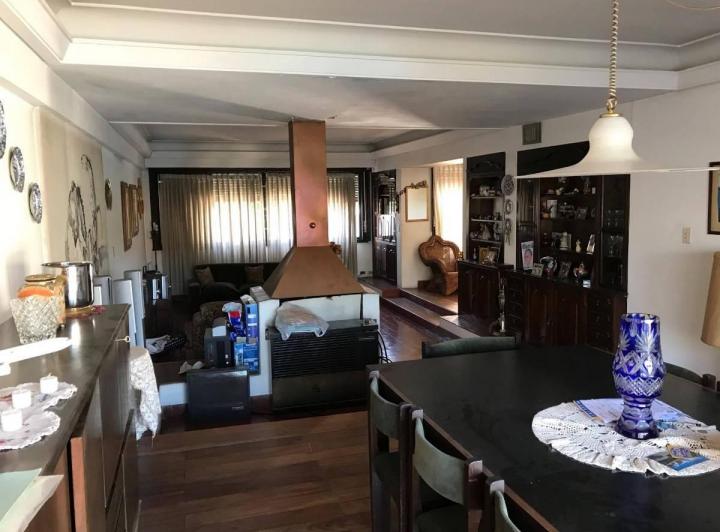 Casa · 300m² · 5 Ambientes · 3 Cocheras