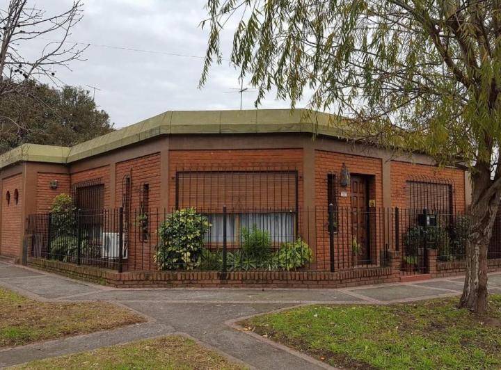 Casa · 90m² · 4 Ambientes · 1 Cochera