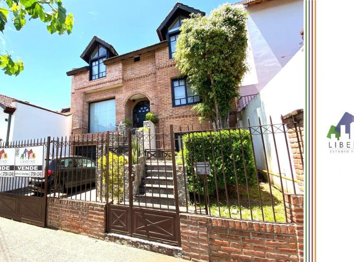 Casa · 330m² · 7 Ambientes · 3 Cocheras