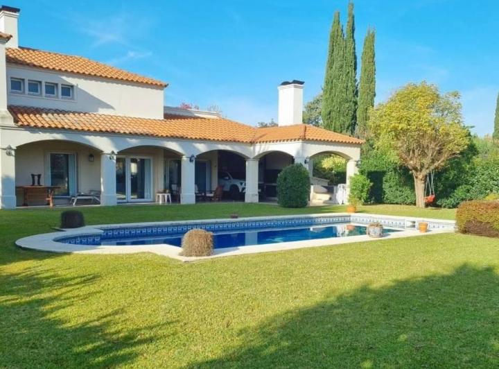 Casa · 332m² · 4 Ambientes · 3 Cocheras