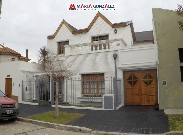 Casa · 245m² · 4 Ambientes · 4 Cocheras