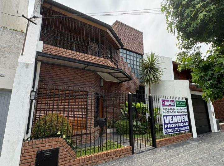 Casa · 250m² · 5 Ambientes · 3 Cocheras