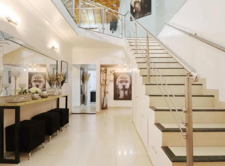 Casa · 324m² · 6 Ambientes · 1 Cochera