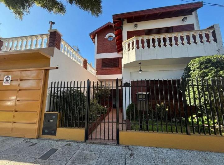 Casa · 315m² · 6 Ambientes · 1 Cochera