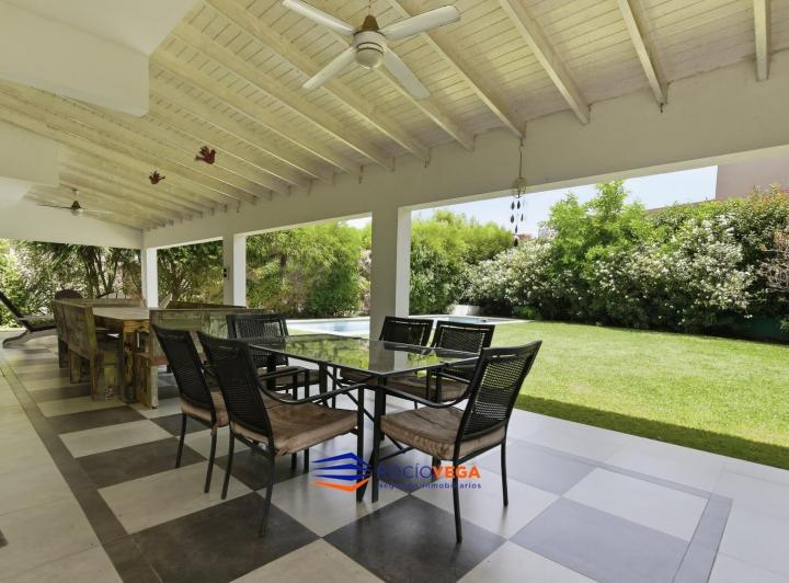 Casa · 298m² · 5 Ambientes · 2 Cocheras