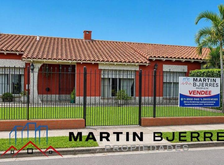 Casa · 243m² · 4 Ambientes · 2 Cocheras