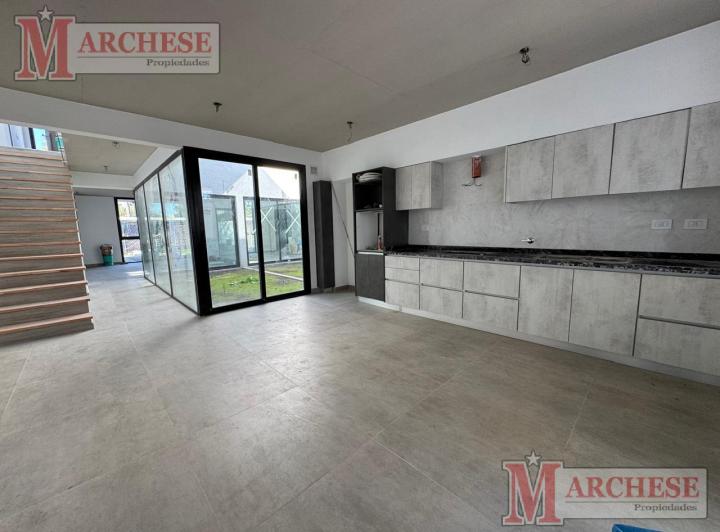 Casa · 180m² · 4 Ambientes · 2 Cocheras