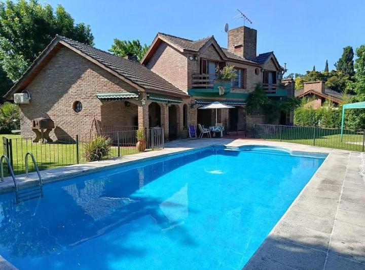 Casa · 180m² · 6 Ambientes · 5 Cocheras