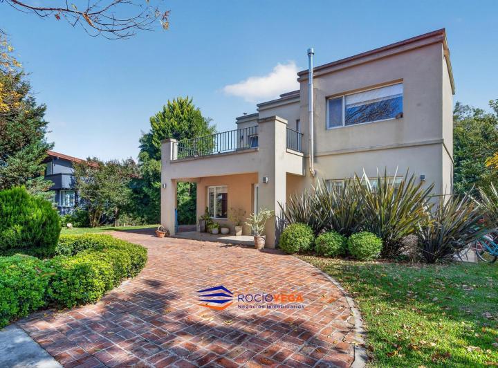 Casa · 220m² · 5 Ambientes · 4 Cocheras