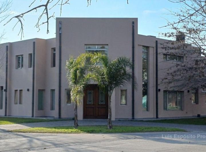 Casa · 272m² · 5 Ambientes · 4 Cocheras