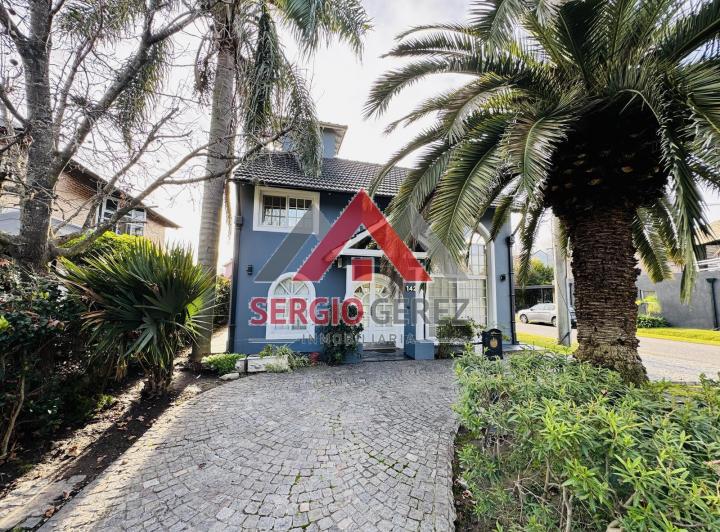 Casa · 169m² · 5 Ambientes · 2 Cocheras