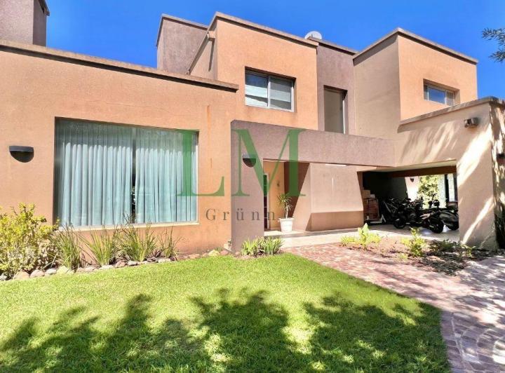Casa · 330m² · 5 Ambientes · 4 Cocheras